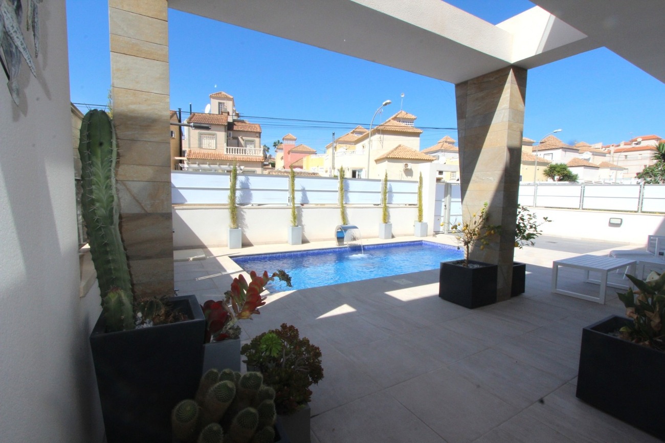 For sale - 5 Bedroom 4 Bathroom Villa in Villamartin - El Galan  - Alicante