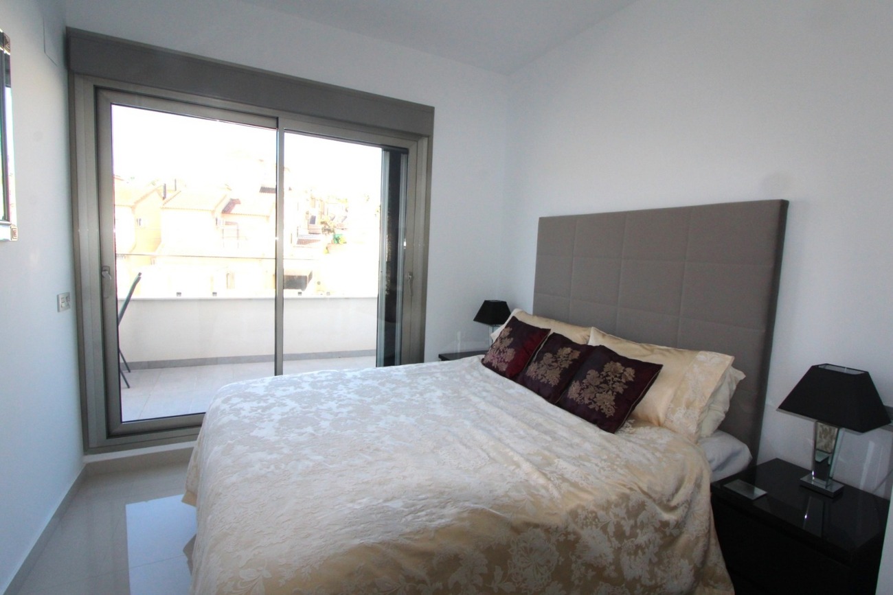 For sale - 5 Bedroom 4 Bathroom Villa in Villamartin - El Galan  - Alicante
