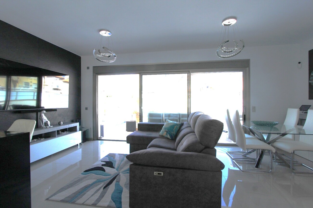 For sale - 5 Bedroom 4 Bathroom Villa in Villamartin - El Galan  - Alicante