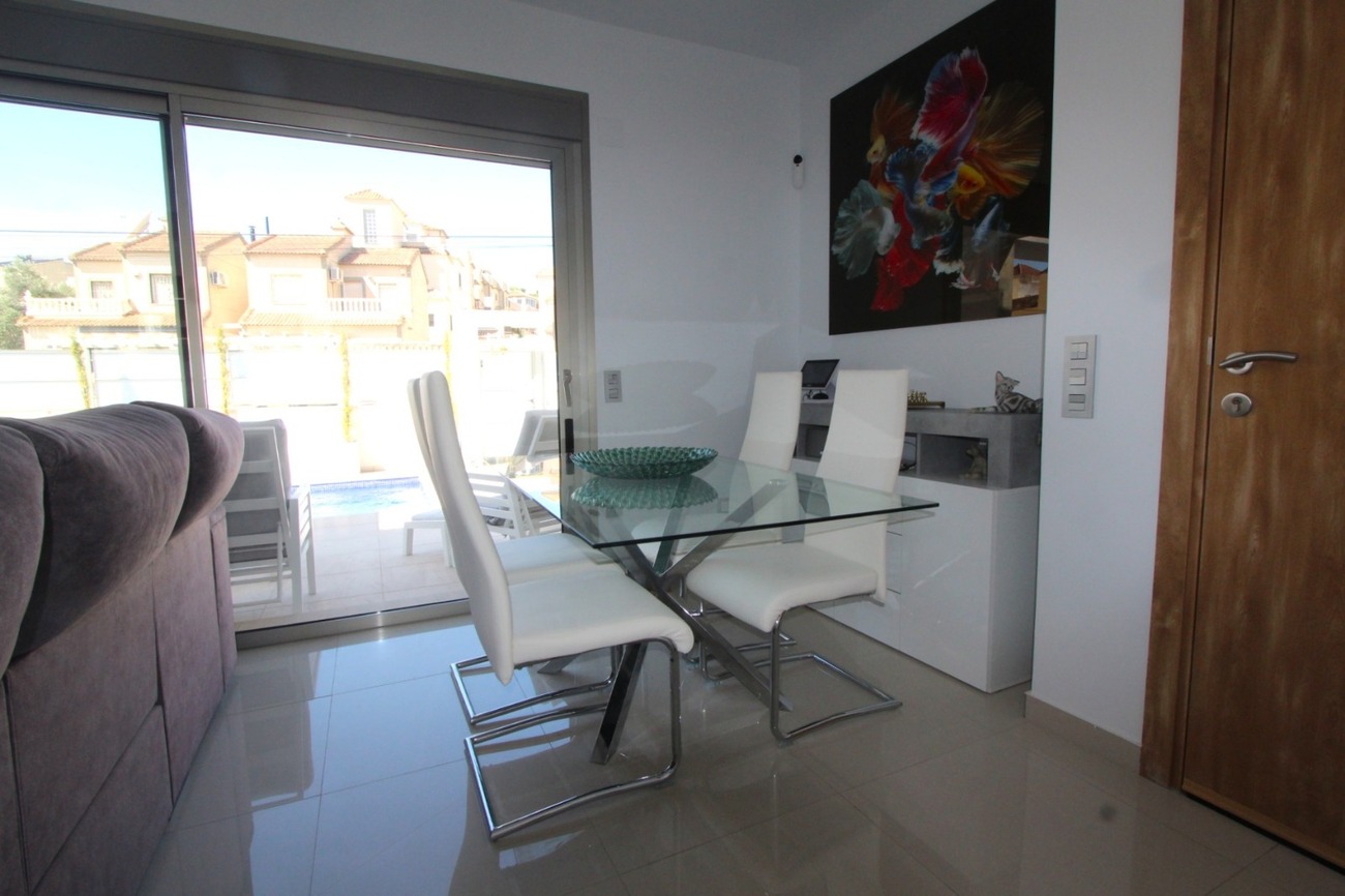 For sale - 5 Bedroom 4 Bathroom Villa in Villamartin - El Galan  - Alicante