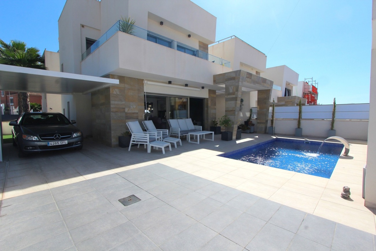 For sale - 5 Bedroom 4 Bathroom Villa in Villamartin - El Galan  - Alicante