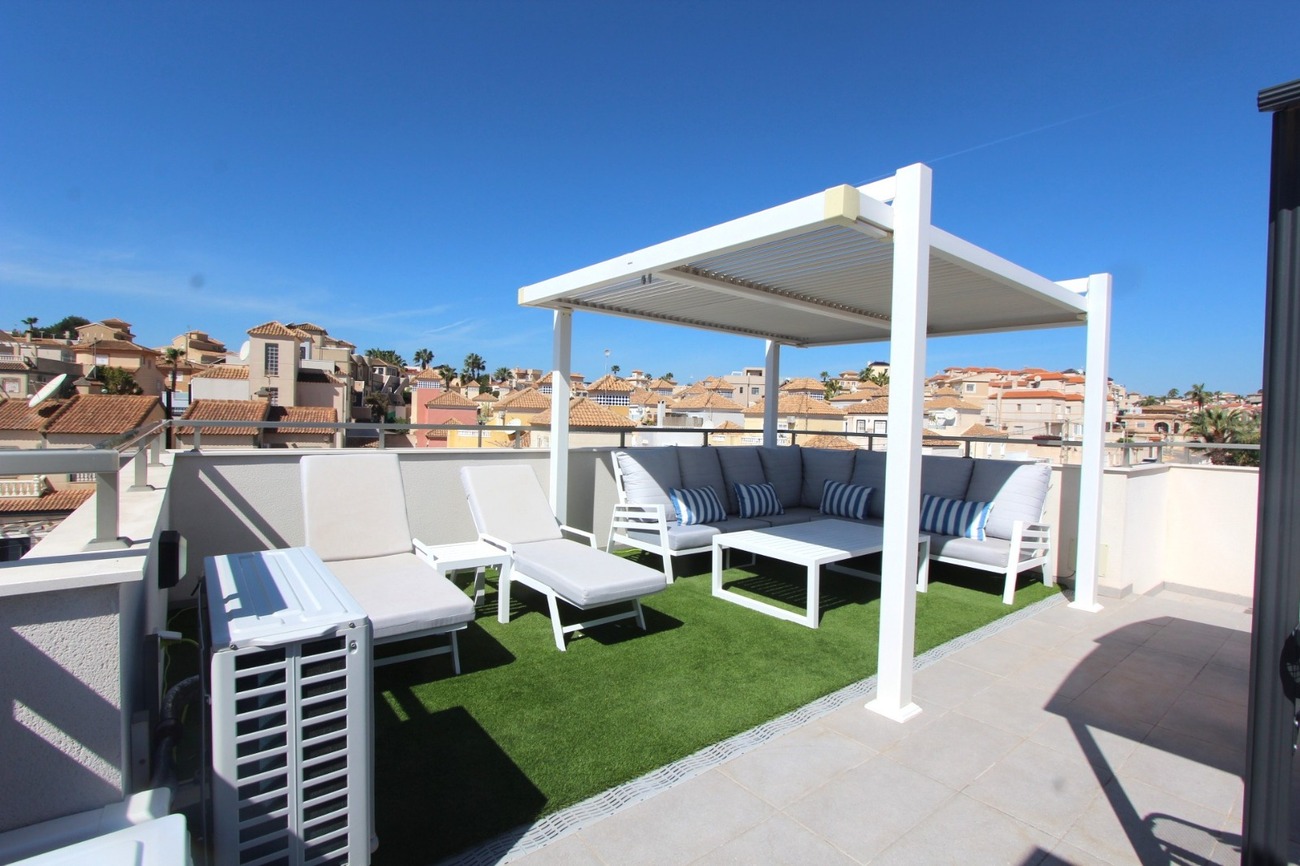 For sale - 5 Bedroom 4 Bathroom Villa in Villamartin - El Galan  - Alicante