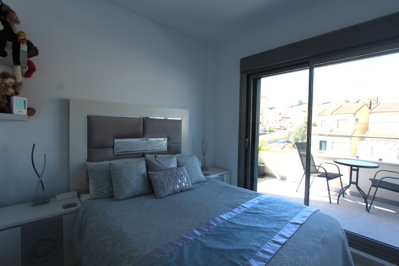 For sale - 5 Bedroom 4 Bathroom Villa in Villamartin - El Galan  - Alicante
