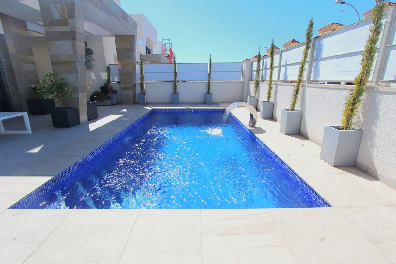For sale - 5 Bedroom 4 Bathroom Villa in Villamartin - El Galan  - Alicante