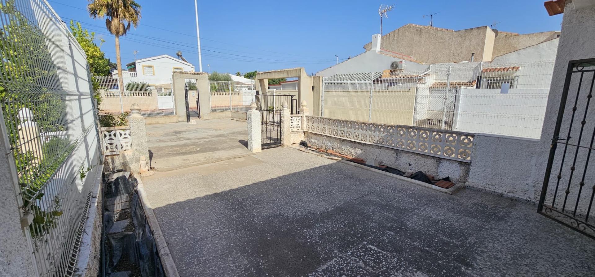 For sale - 2 Bedroom 1 Bathroom Town House in Torrevieja - Torreta Florida  - Alicante