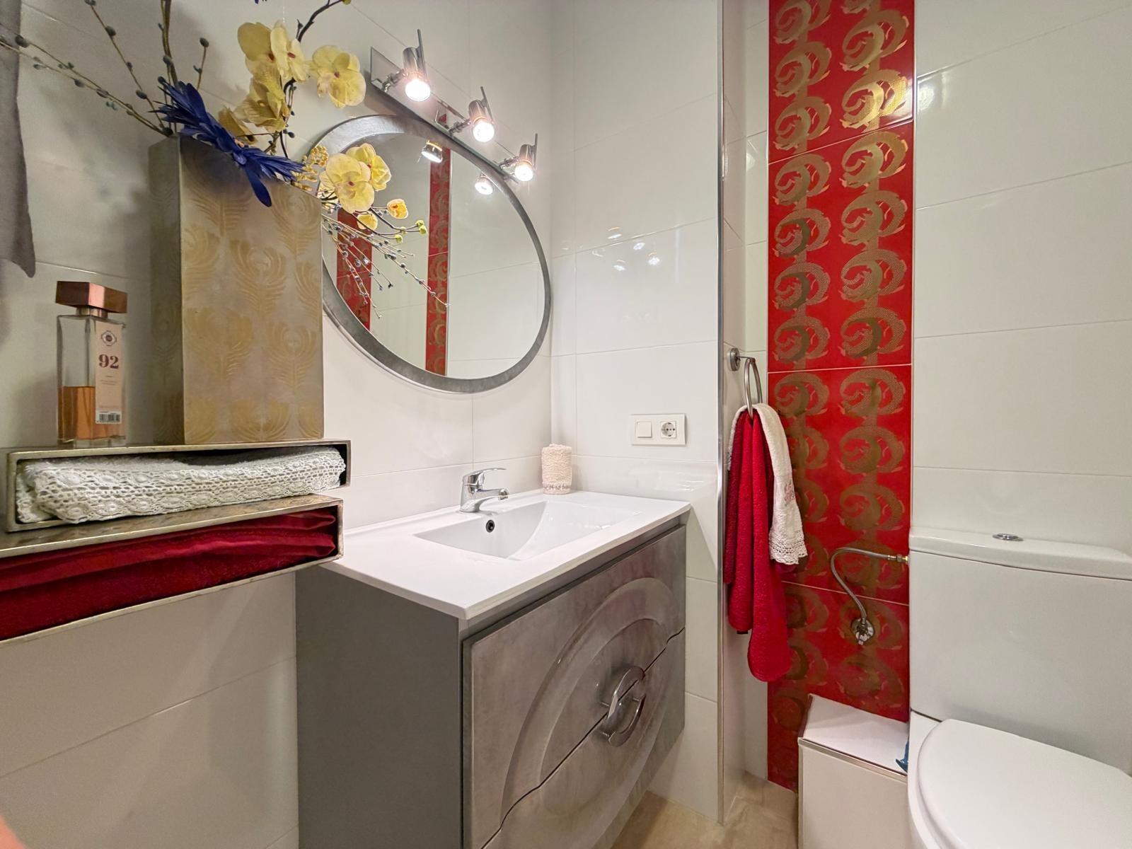 For sale - 2 Bedroom 1 Bathroom Apartment in Torrevieja - Paseo Maritimo  - Alicante