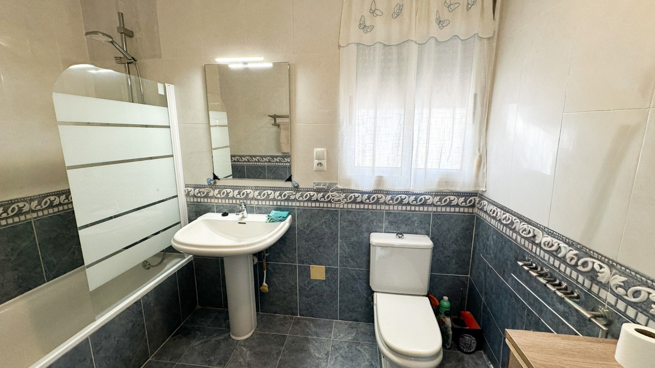 For sale - 3 Bedroom 2 Bathroom Villa in Villamartin - Costa Blanca  - Alicante