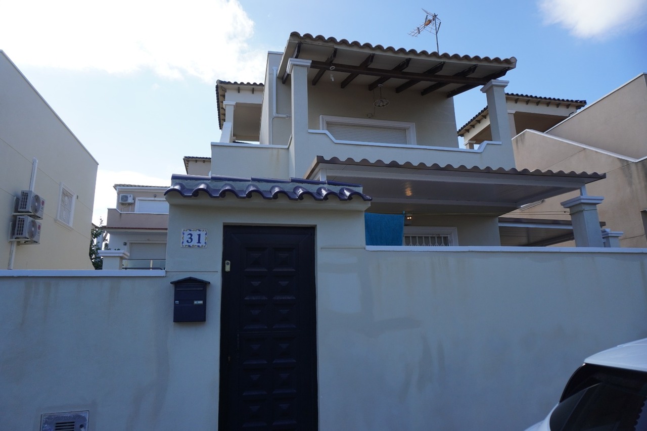 For sale - 3 Bedroom 2 Bathroom Villa in Villamartin - Costa Blanca  - Alicante