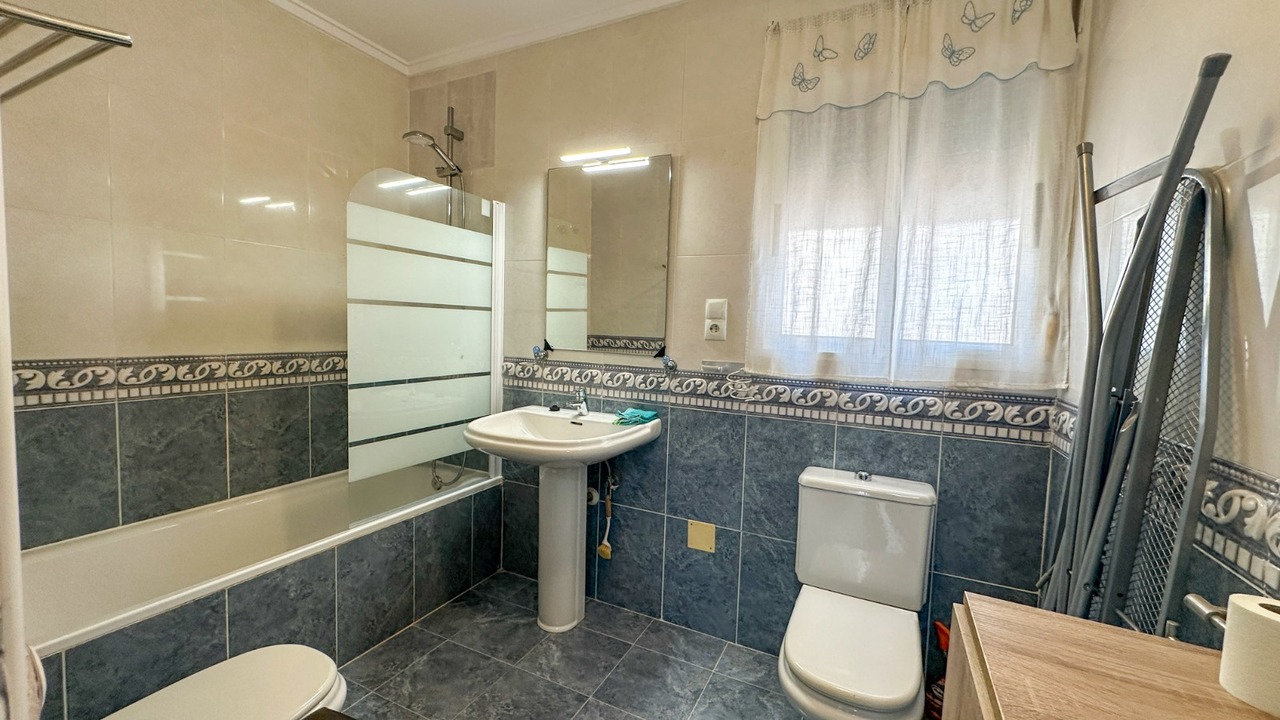 For sale - 3 Bedroom 2 Bathroom Villa in Villamartin - Costa Blanca  - Alicante