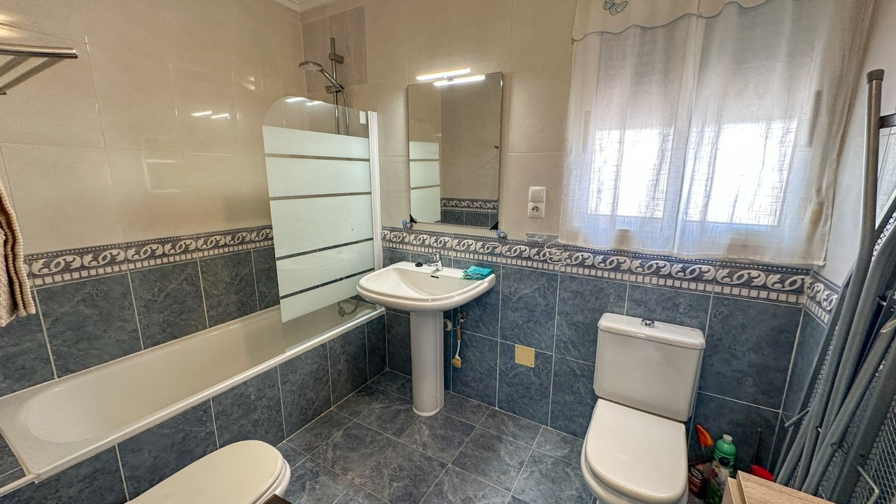 For sale - 3 Bedroom 2 Bathroom Villa in Villamartin - Costa Blanca  - Alicante