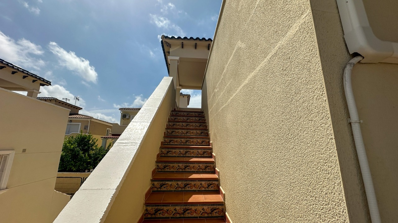 For sale - 3 Bedroom 2 Bathroom Villa in Villamartin - Costa Blanca  - Alicante