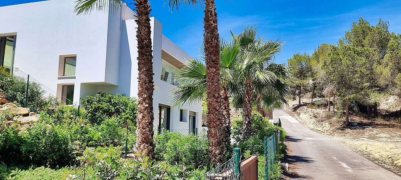 For sale - 4 Bedroom 3 Bathroom Villa in Orihuela - Las Colinas Golf  - Alicante
