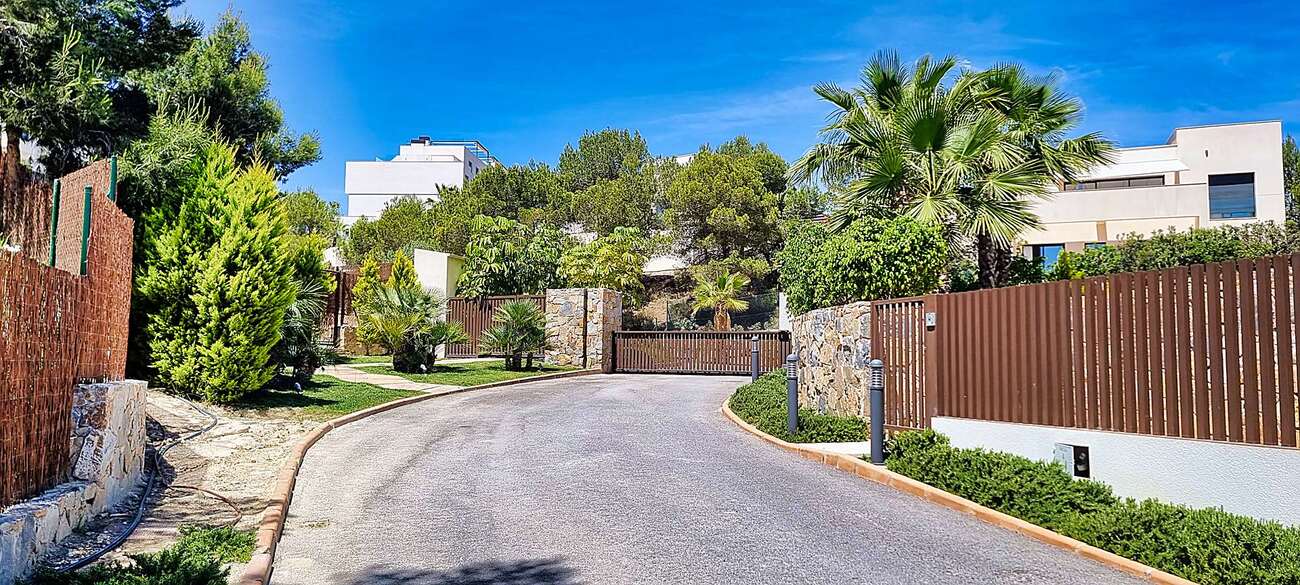 For sale - 4 Bedroom 3 Bathroom Villa in Orihuela - Las Colinas Golf  - Alicante