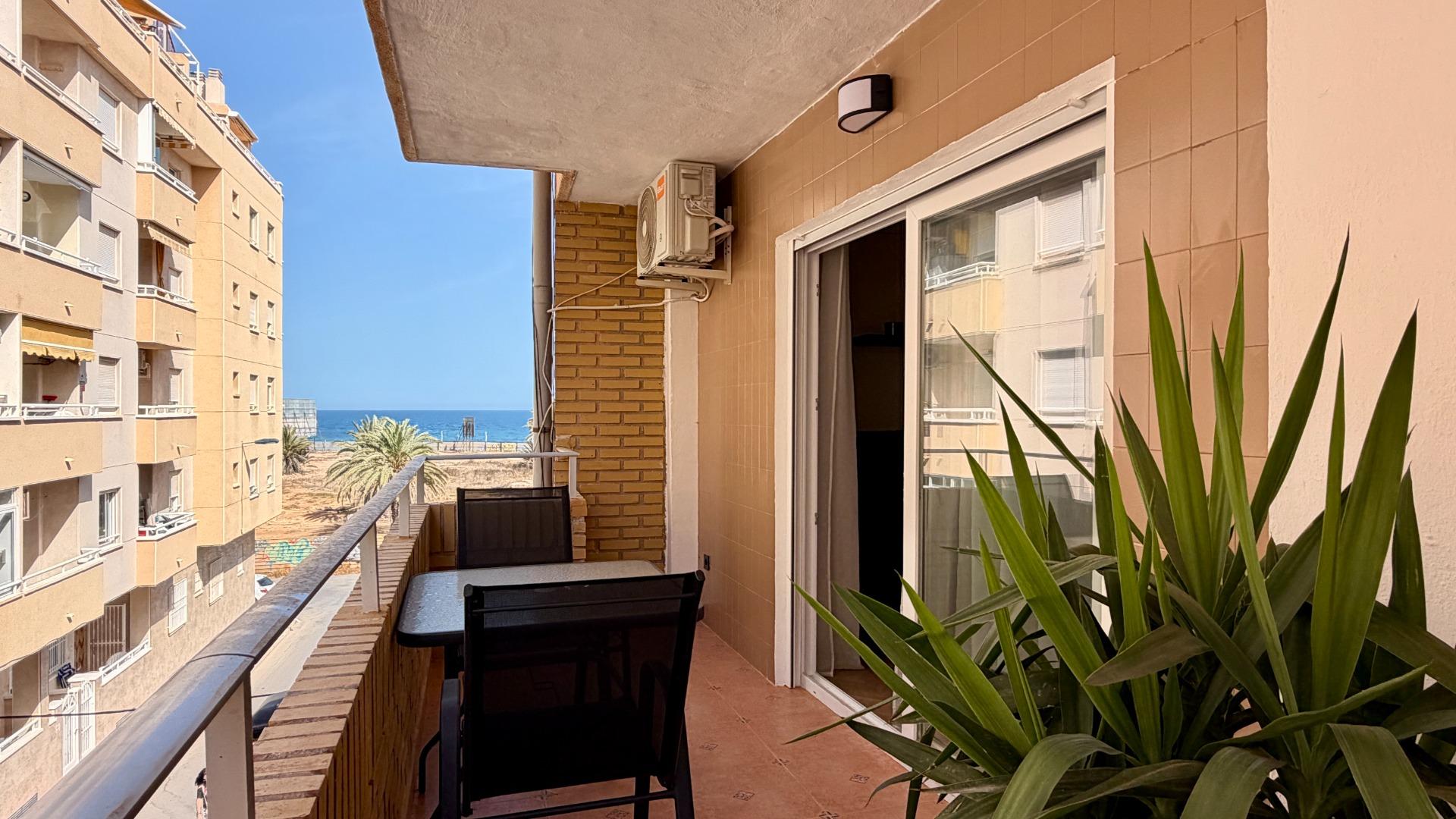 For sale - 3 Bedroom 1 Bathroom Apartment in Torrevieja - Playa Del Cura  - Alicante