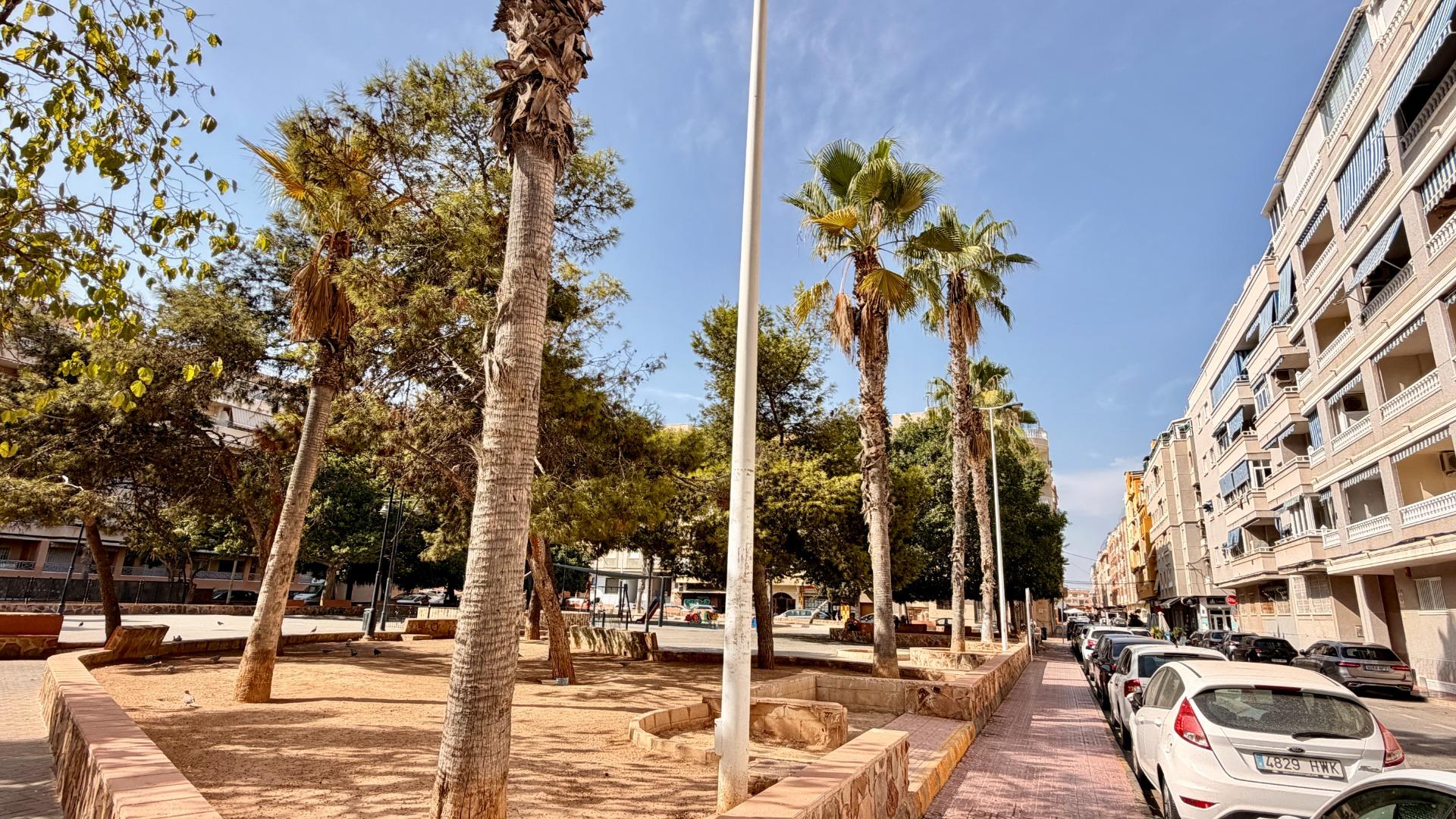 For sale - 3 Bedroom 1 Bathroom Apartment in Torrevieja - Playa Del Cura  - Alicante