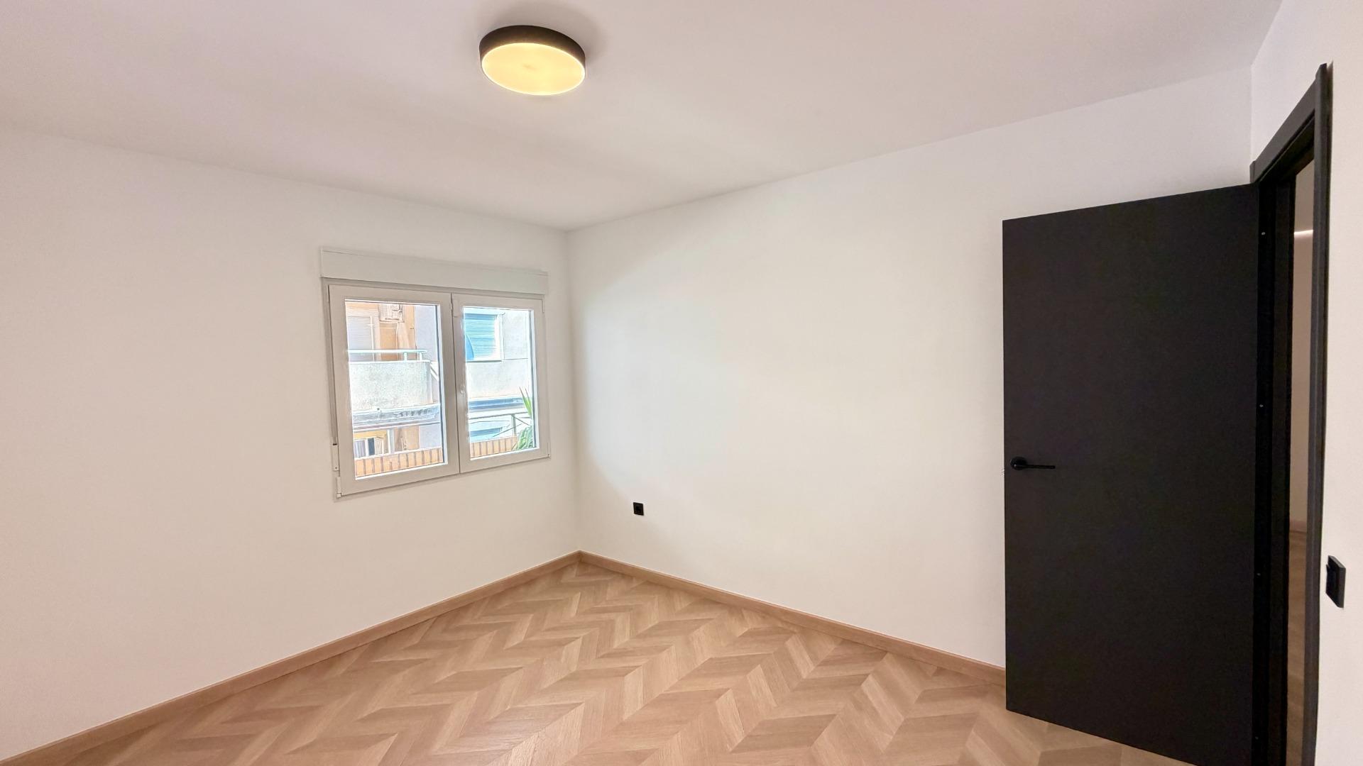 For sale - 3 Bedroom 1 Bathroom Apartment in Torrevieja - Playa Del Cura  - Alicante