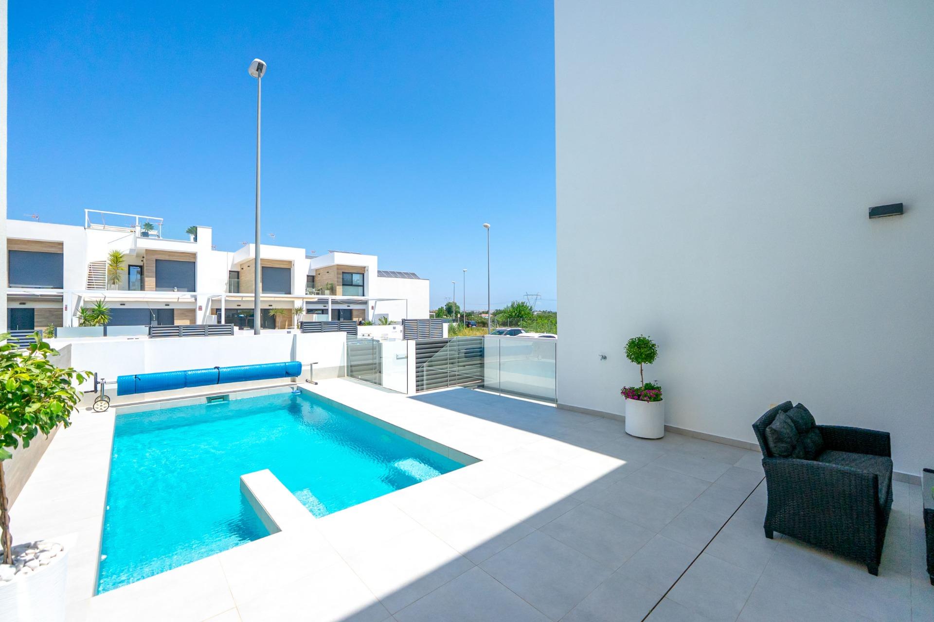 For sale - 5 Bedroom 4 Bathroom Villa in Rojales - Benimar  - Alicante