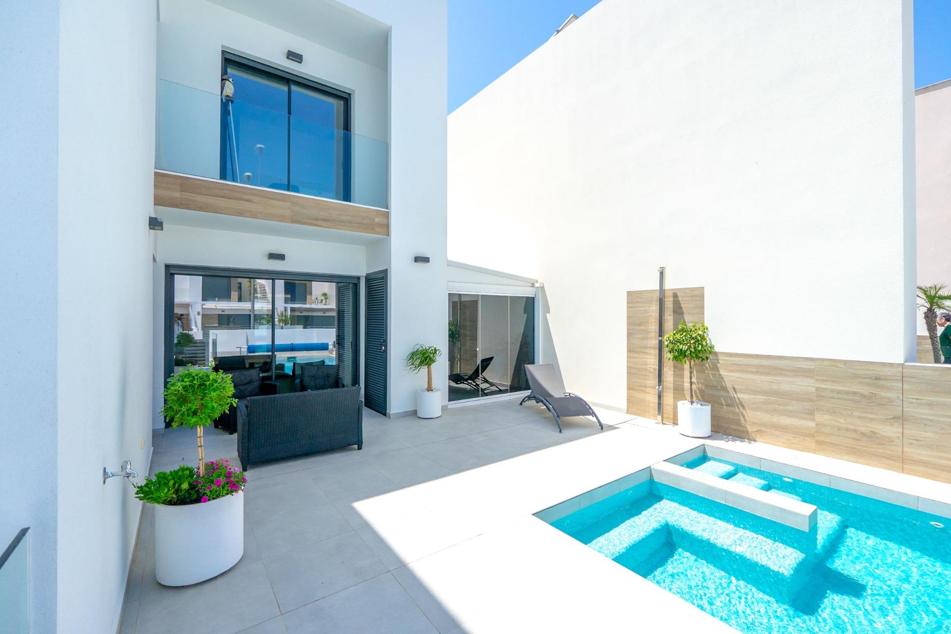 For sale - 5 Bedroom 4 Bathroom Villa in Rojales - Benimar  - Alicante