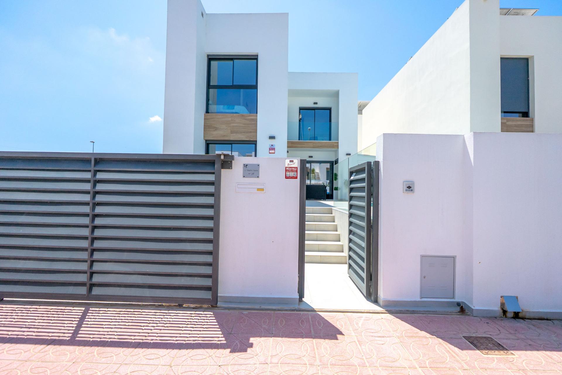 For sale - 5 Bedroom 4 Bathroom Villa in Rojales - Benimar  - Alicante
