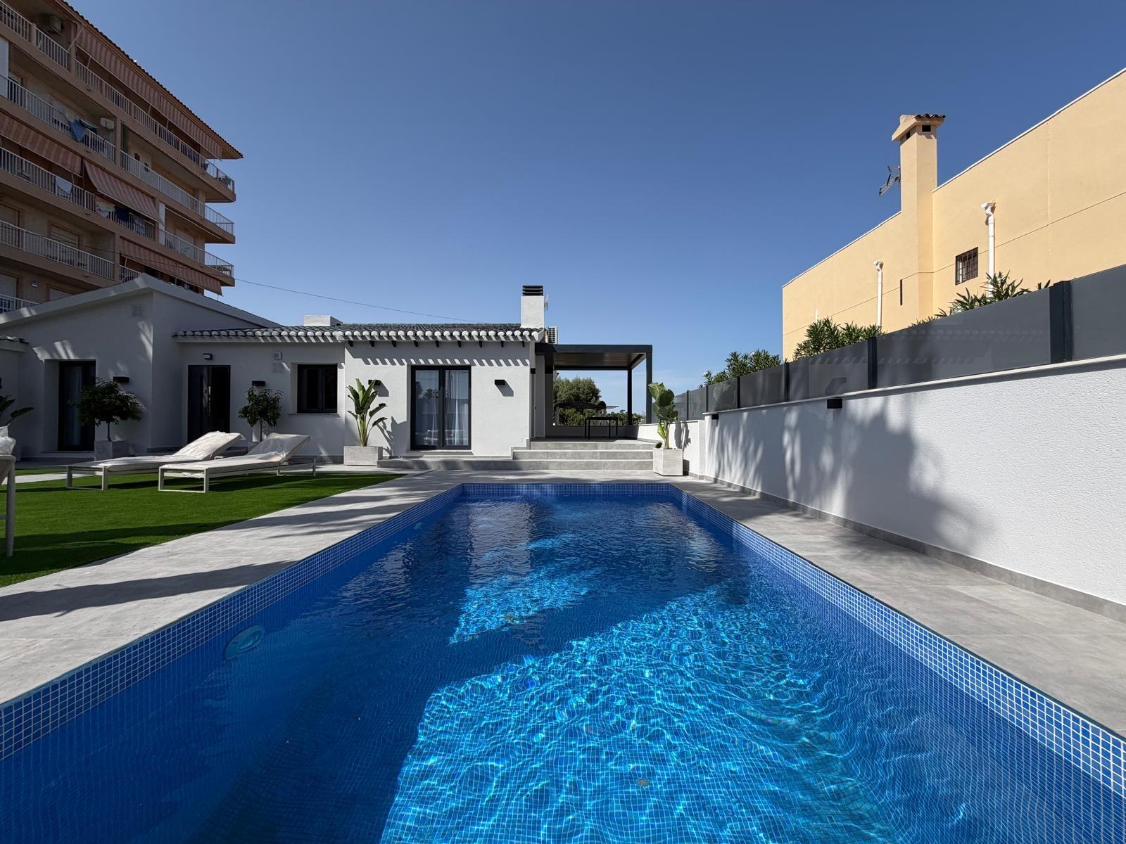 For sale - 4 Bedroom 2 Bathroom Villa in Torrevieja - Punta Prima  - Alicante