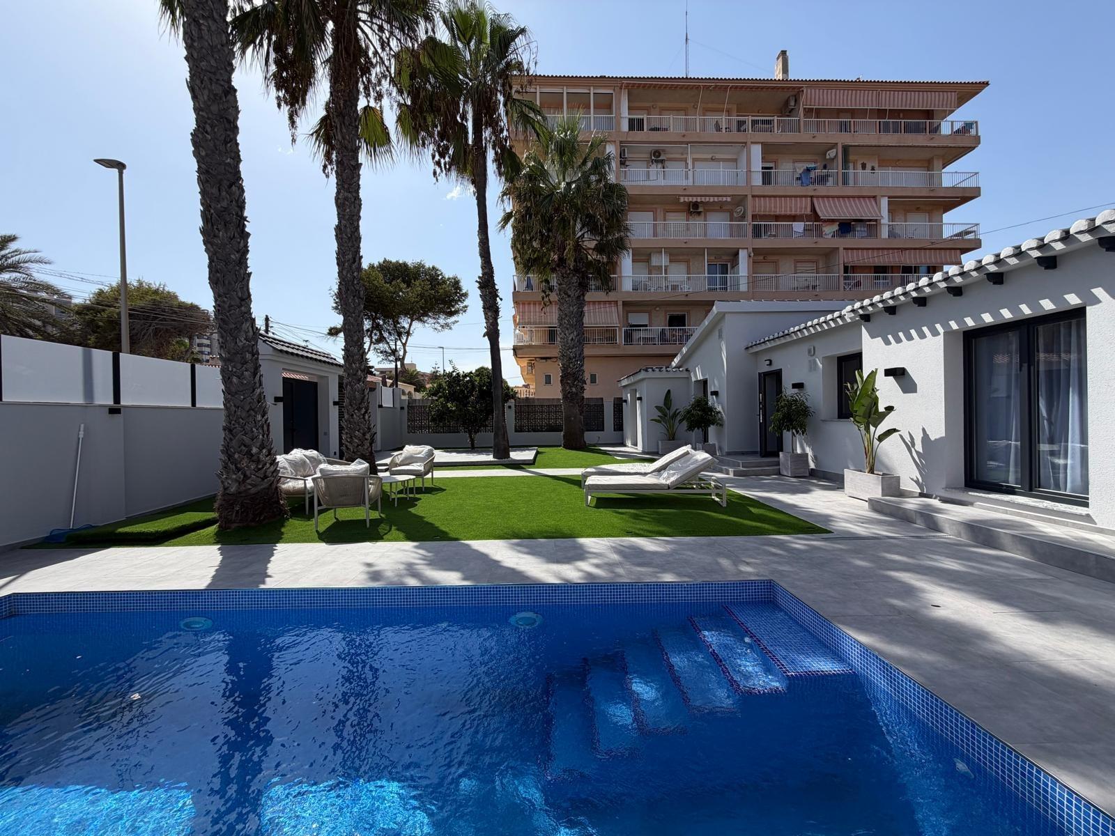 For sale - 4 Bedroom 2 Bathroom Villa in Torrevieja - Punta Prima  - Alicante