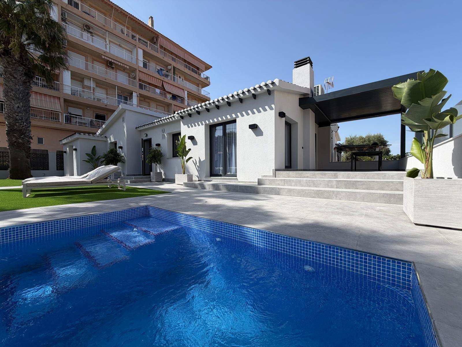 For sale - 4 Bedroom 2 Bathroom Villa in Torrevieja - Punta Prima  - Alicante