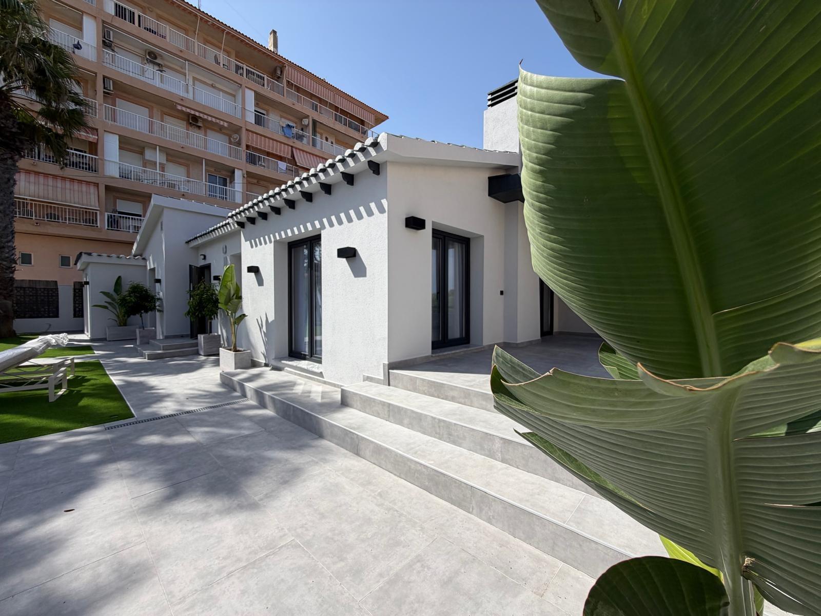 For sale - 4 Bedroom 2 Bathroom Villa in Torrevieja - Punta Prima  - Alicante