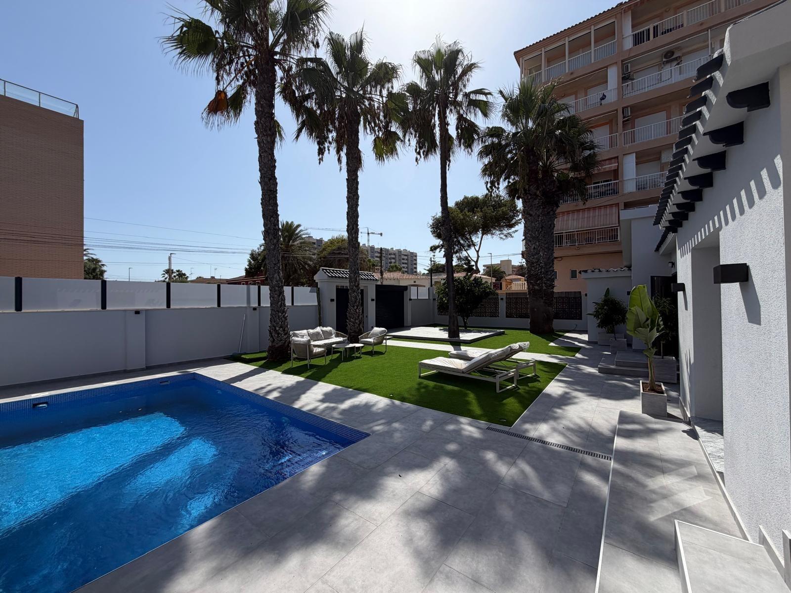 For sale - 4 Bedroom 2 Bathroom Villa in Torrevieja - Punta Prima  - Alicante