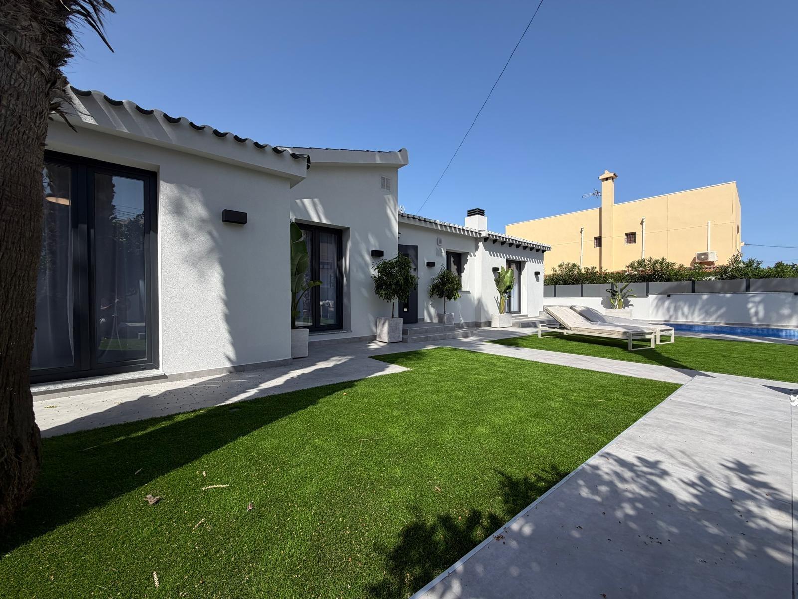 For sale - 4 Bedroom 2 Bathroom Villa in Torrevieja - Punta Prima  - Alicante