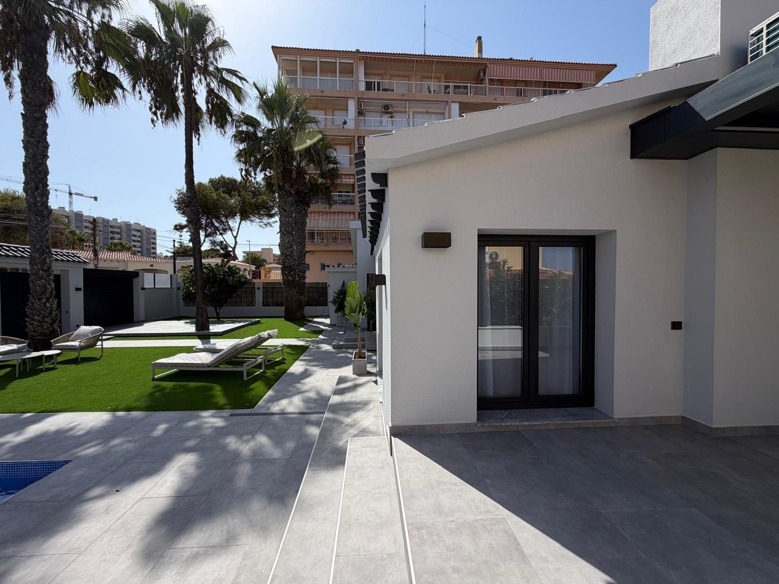For sale - 4 Bedroom 2 Bathroom Villa in Torrevieja - Punta Prima  - Alicante