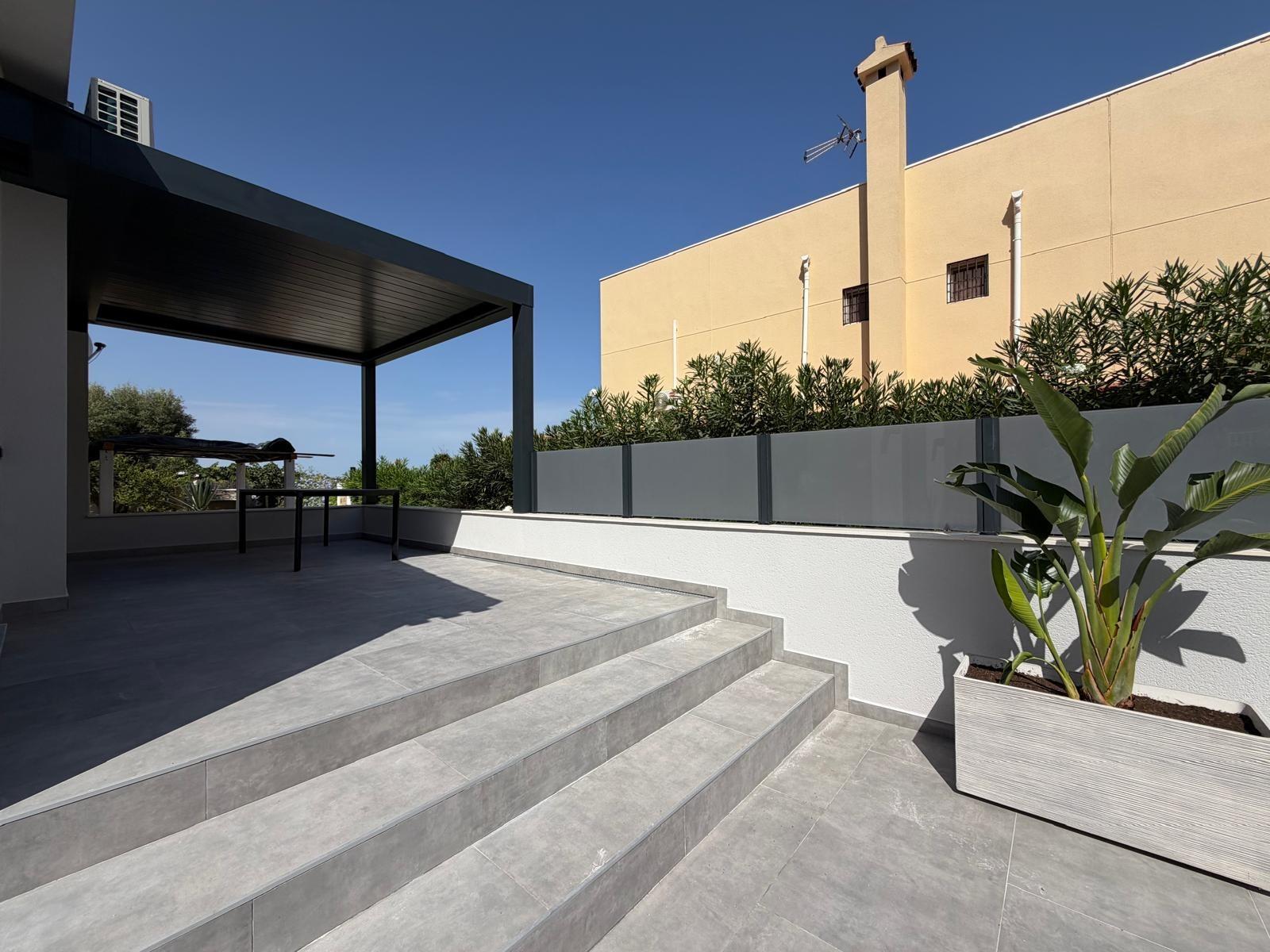 For sale - 4 Bedroom 2 Bathroom Villa in Torrevieja - Punta Prima  - Alicante