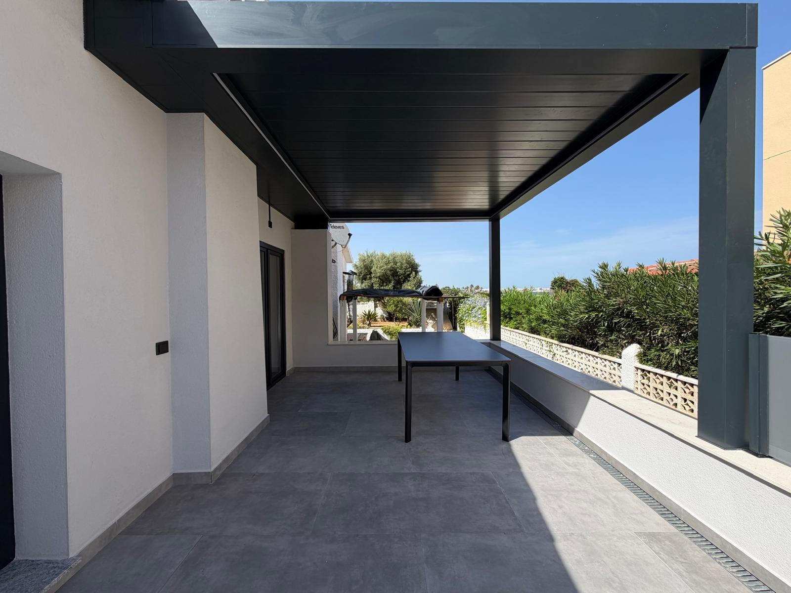 For sale - 4 Bedroom 2 Bathroom Villa in Torrevieja - Punta Prima  - Alicante