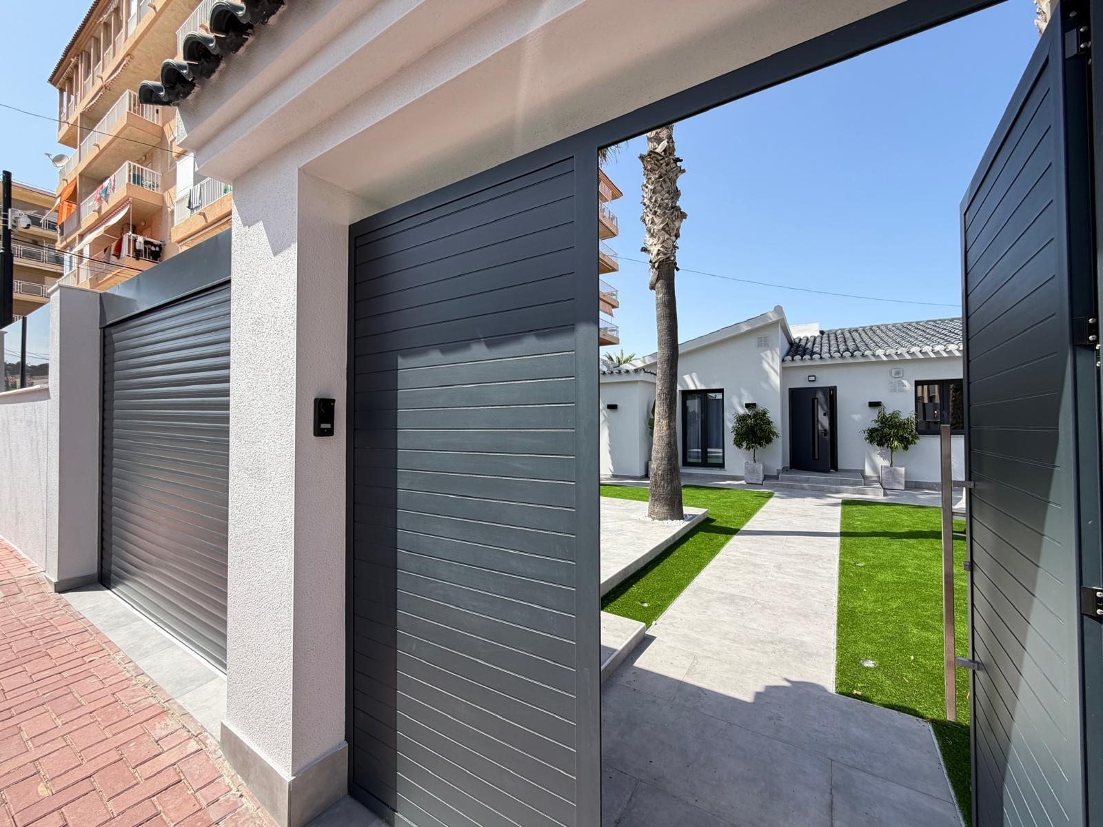 For sale - 4 Bedroom 2 Bathroom Villa in Torrevieja - Punta Prima  - Alicante