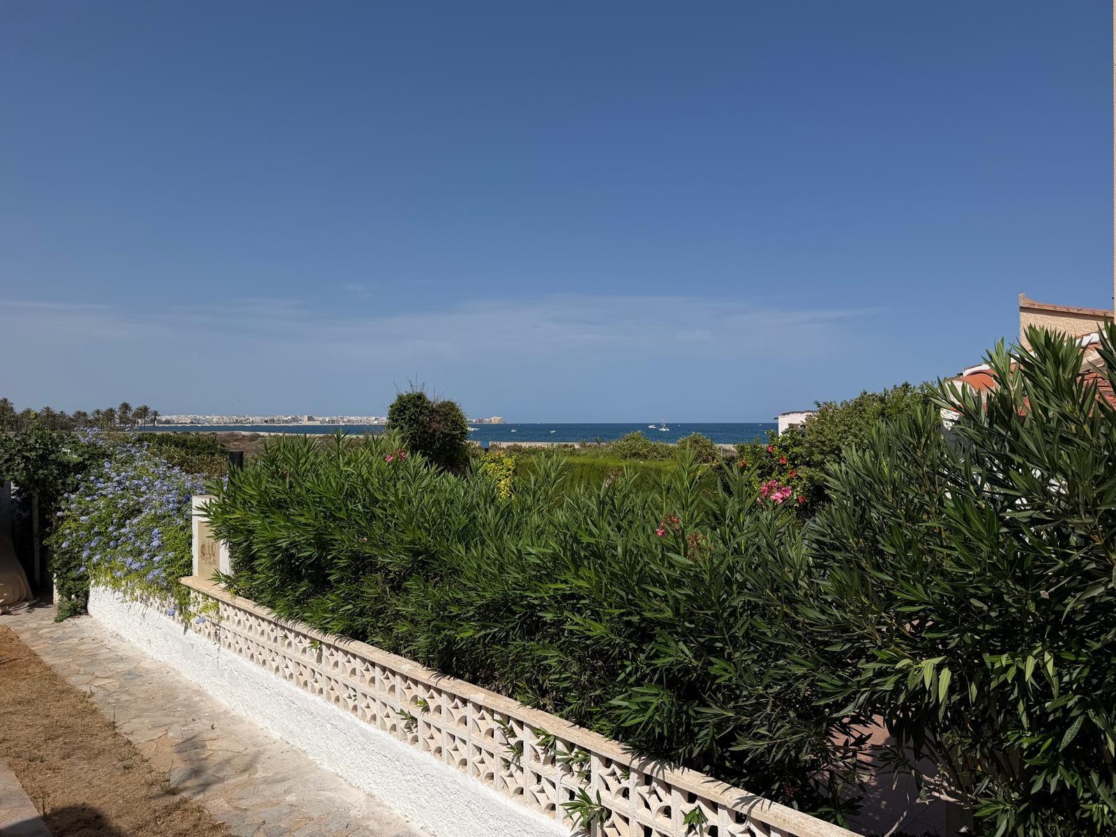 For sale - 4 Bedroom 2 Bathroom Villa in Torrevieja - Punta Prima  - Alicante