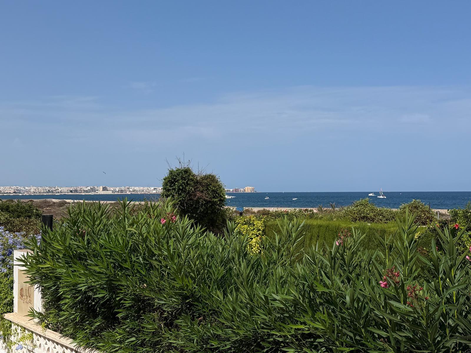 For sale - 4 Bedroom 2 Bathroom Villa in Torrevieja - Punta Prima  - Alicante
