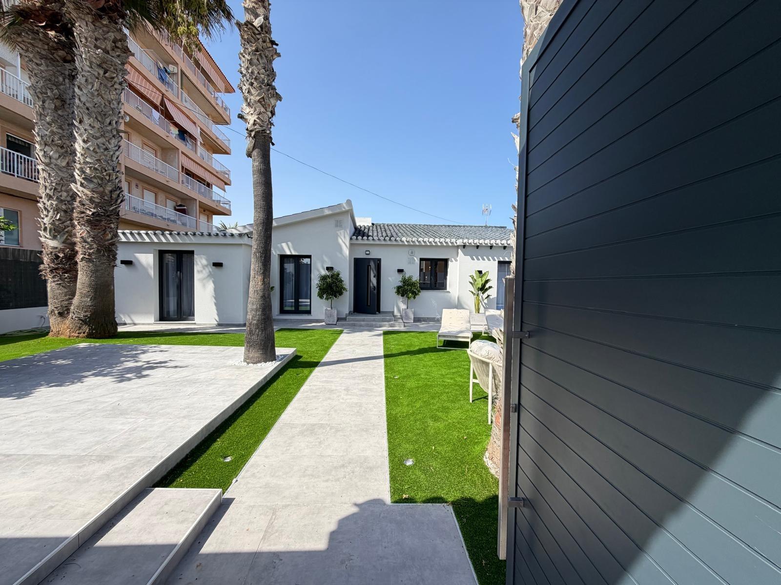For sale - 4 Bedroom 2 Bathroom Villa in Torrevieja - Punta Prima  - Alicante