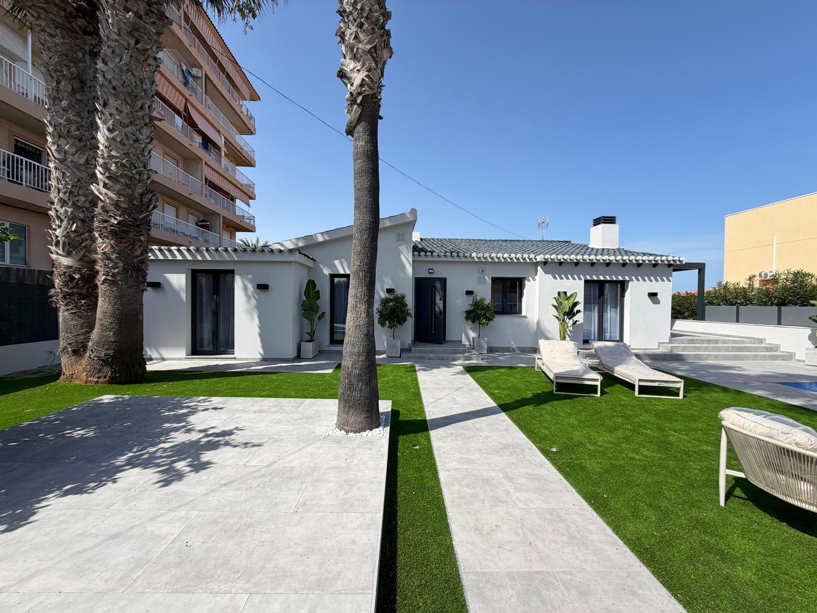 For sale - 4 Bedroom 2 Bathroom Villa in Torrevieja - Punta Prima  - Alicante