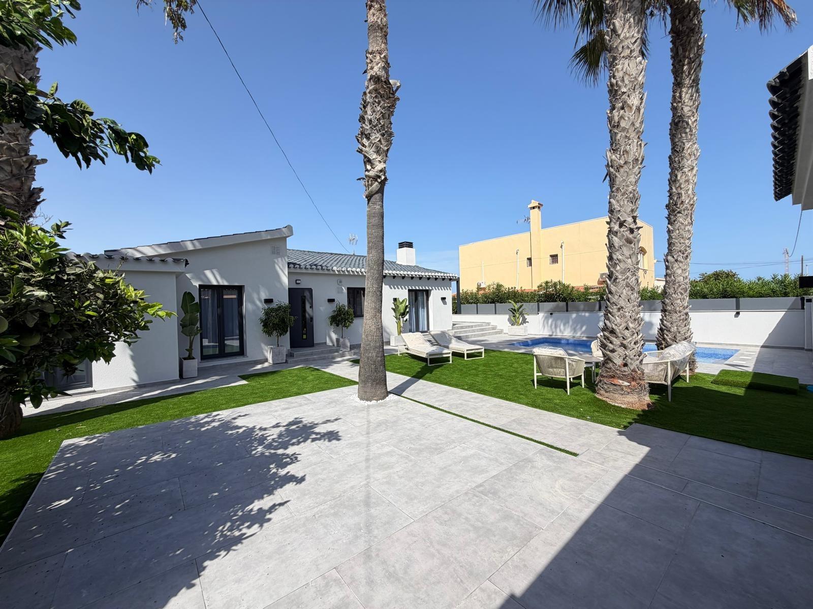 For sale - 4 Bedroom 2 Bathroom Villa in Torrevieja - Punta Prima  - Alicante