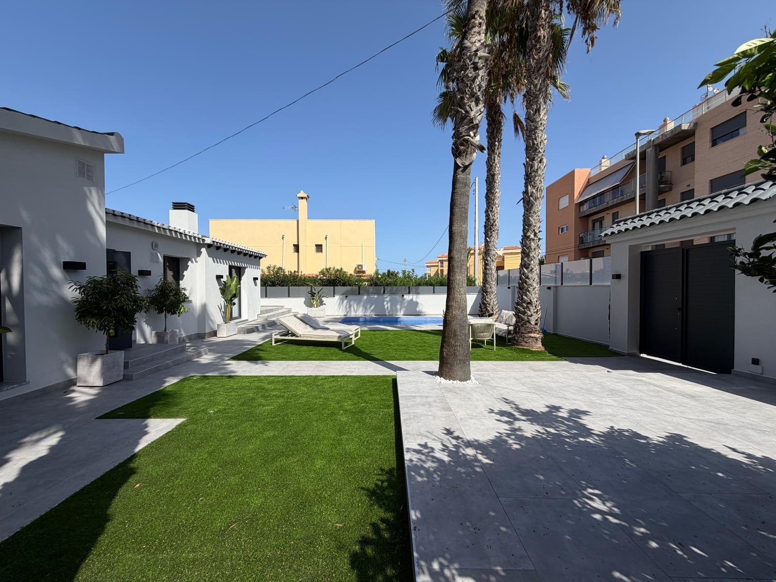 For sale - 4 Bedroom 2 Bathroom Villa in Torrevieja - Punta Prima  - Alicante