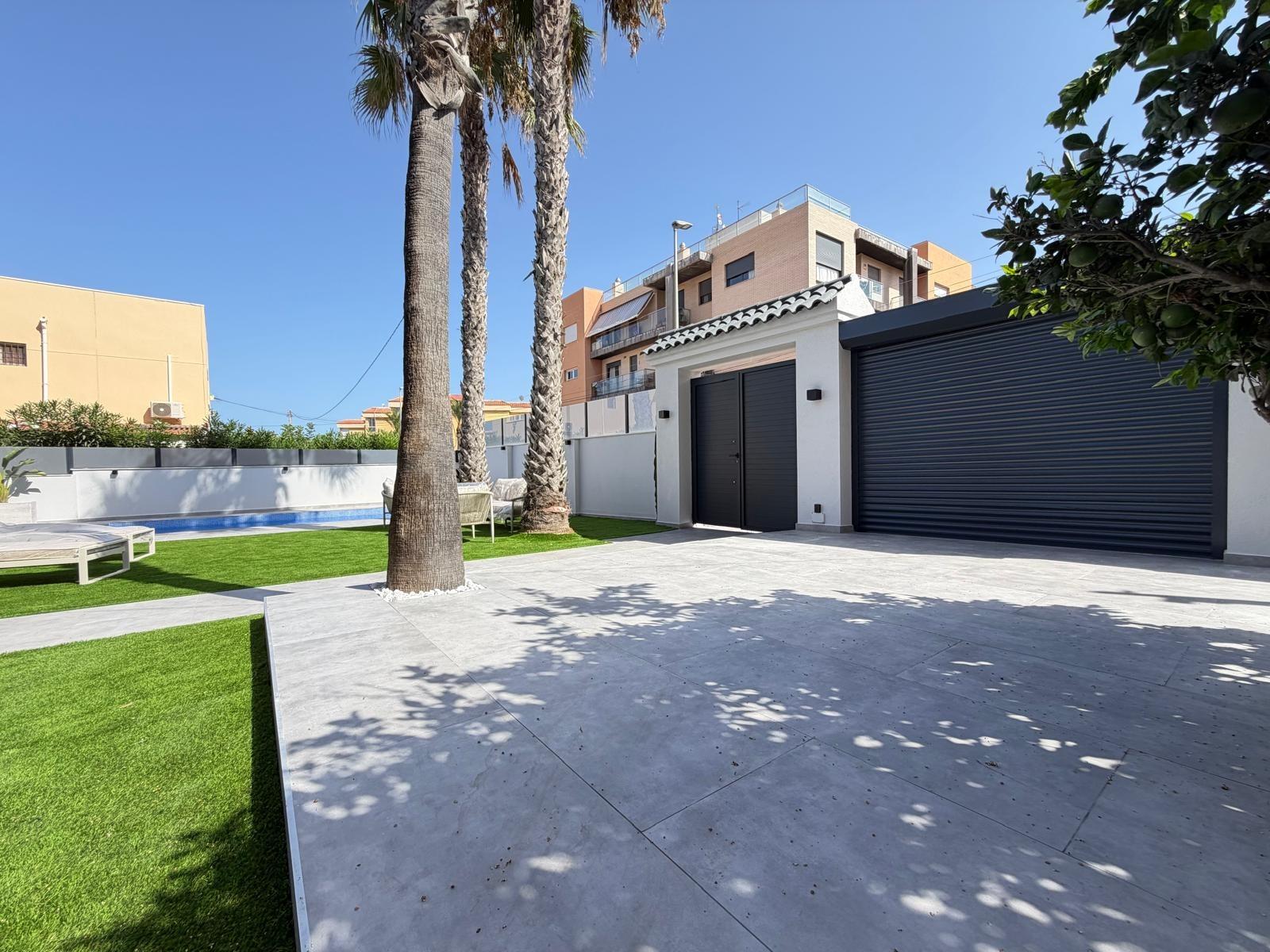 For sale - 4 Bedroom 2 Bathroom Villa in Torrevieja - Punta Prima  - Alicante