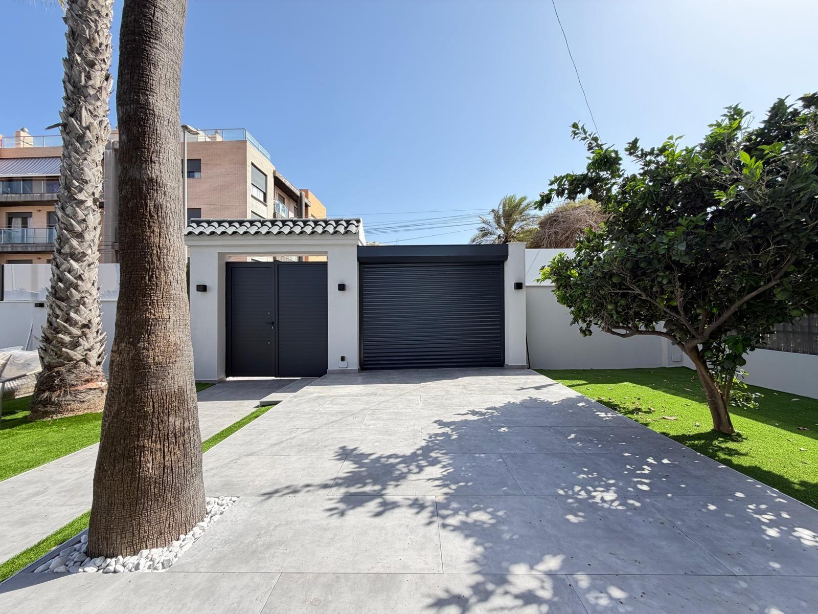 For sale - 4 Bedroom 2 Bathroom Villa in Torrevieja - Punta Prima  - Alicante