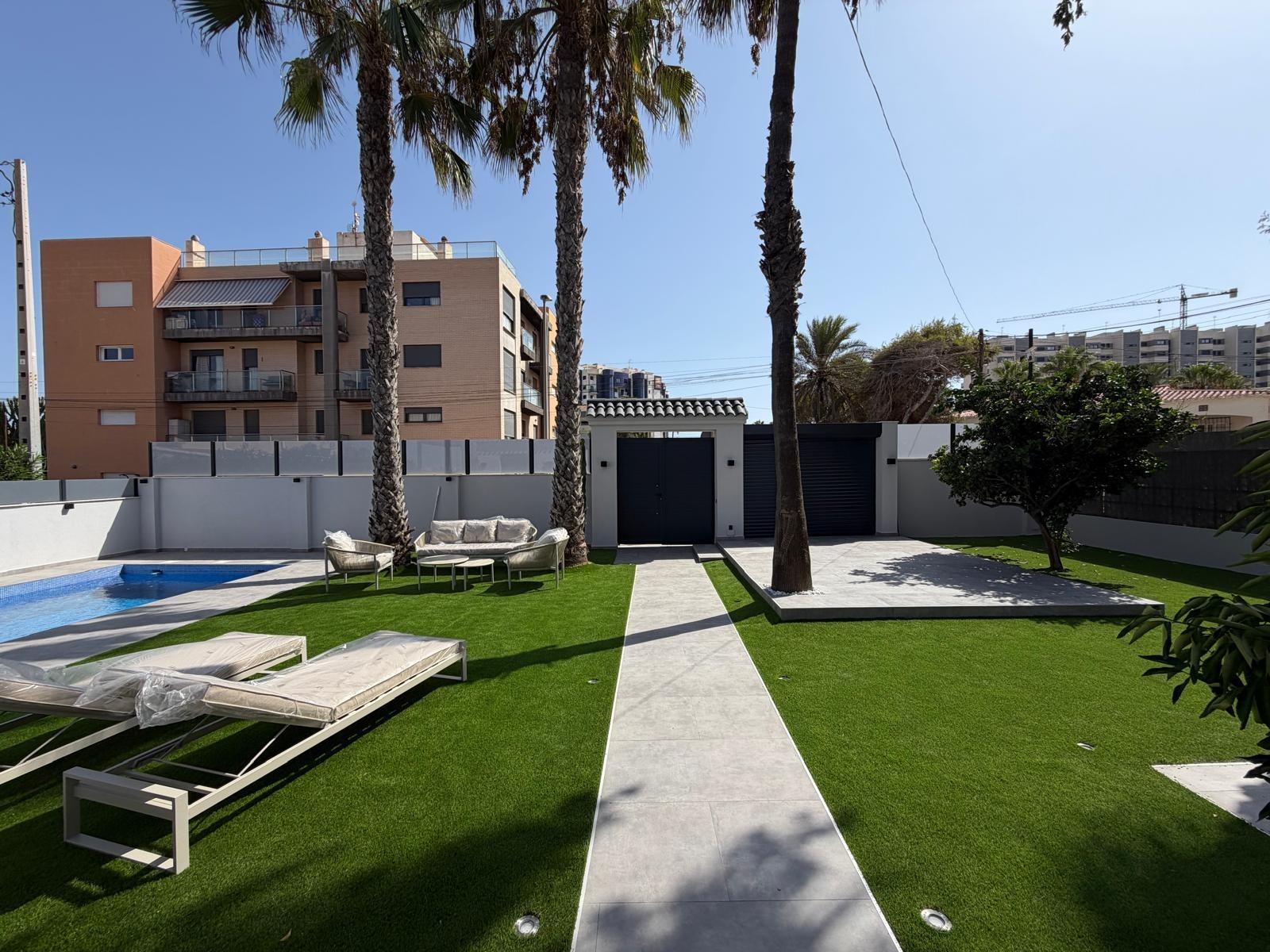For sale - 4 Bedroom 2 Bathroom Villa in Torrevieja - Punta Prima  - Alicante