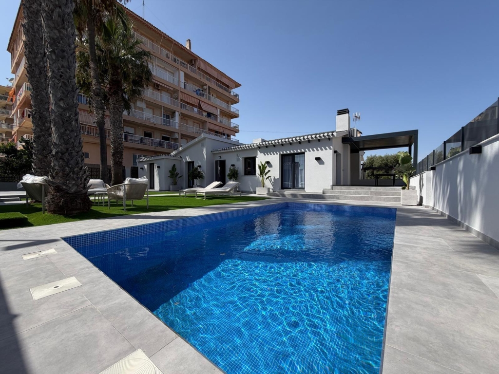 4 Bedroom 2 Bathroom Villa in Torrevieja