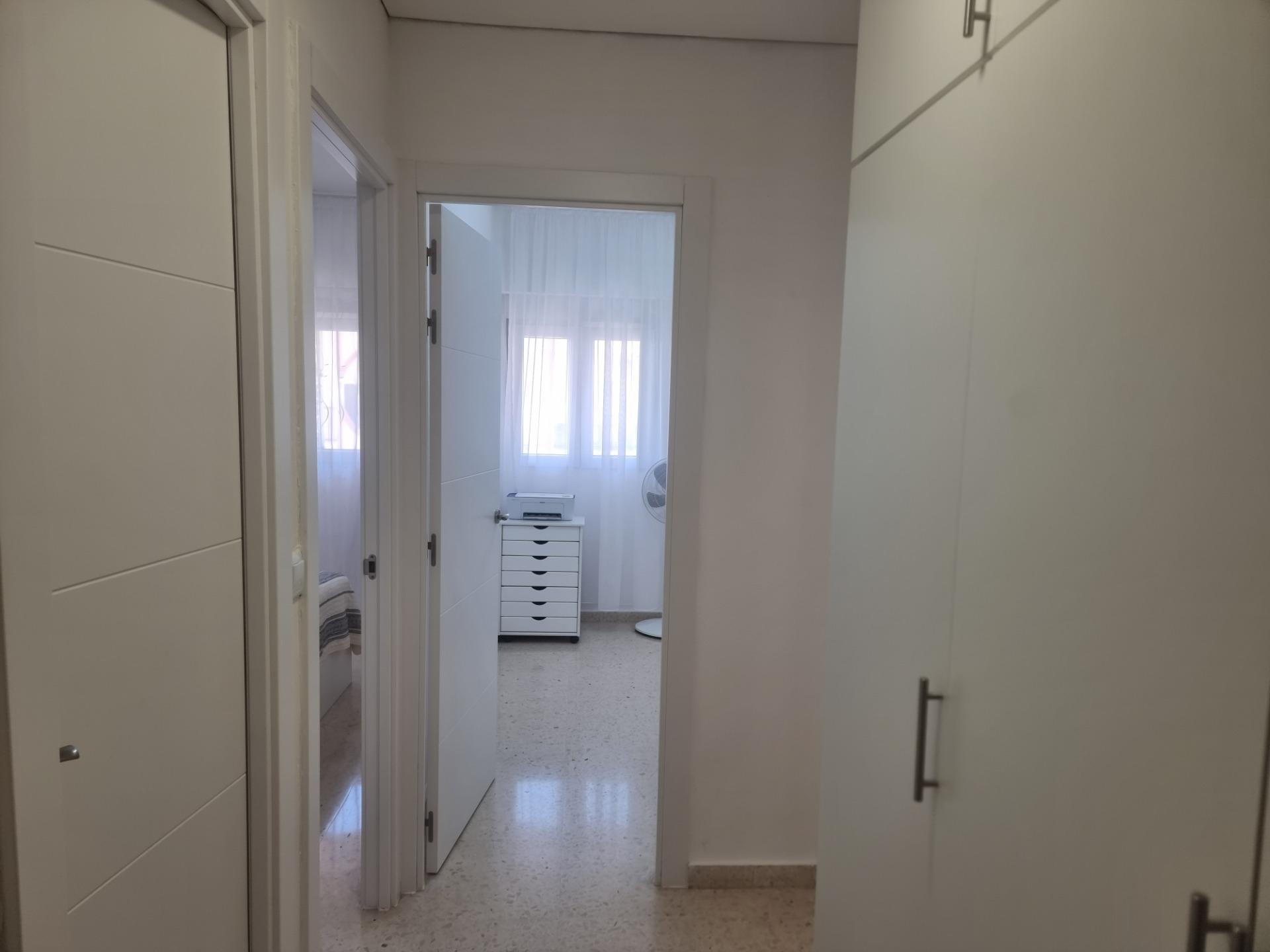 For sale - 2 Bedroom 1 Bathroom Apartment in Torrevieja - Playa De Los Locos  - Alicante