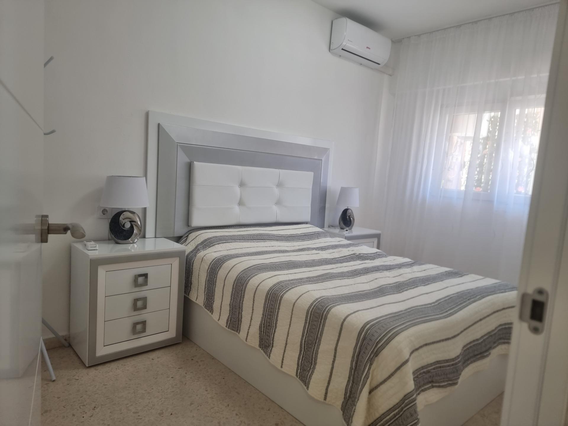 For sale - 2 Bedroom 1 Bathroom Apartment in Torrevieja - Playa De Los Locos  - Alicante