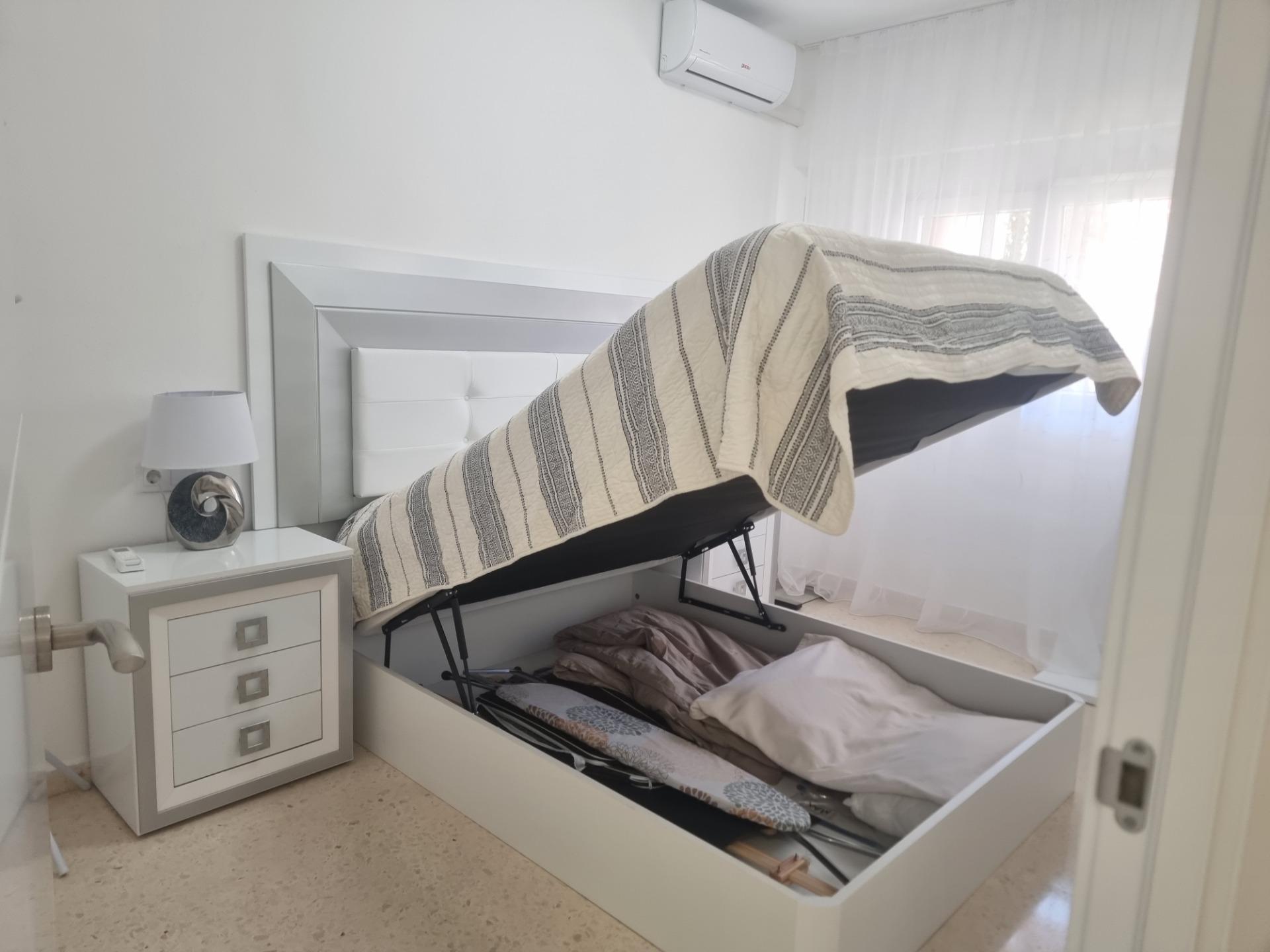 For sale - 2 Bedroom 1 Bathroom Apartment in Torrevieja - Playa De Los Locos  - Alicante