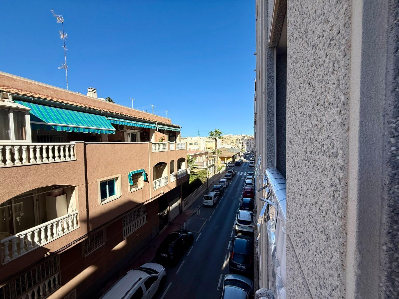 For sale - 2 Bedroom 1 Bathroom Apartment in Torrevieja - Playa De Los Locos  - Alicante