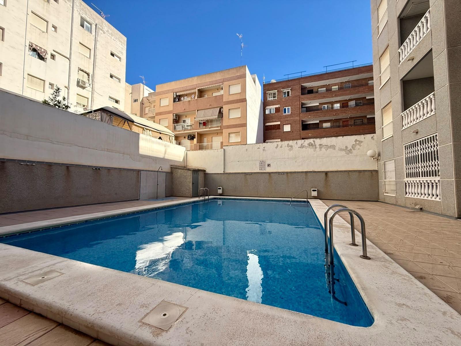 For sale - 2 Bedroom 1 Bathroom Apartment in Torrevieja - Playa De Los Locos  - Alicante