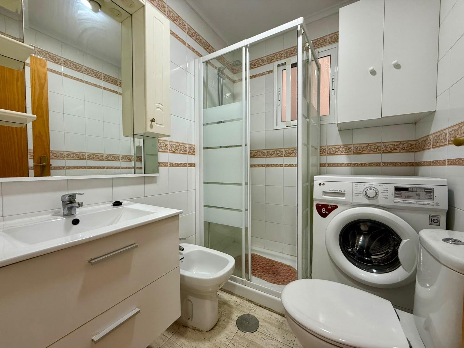 For sale - 2 Bedroom 1 Bathroom Apartment in Torrevieja - Playa De Los Locos  - Alicante