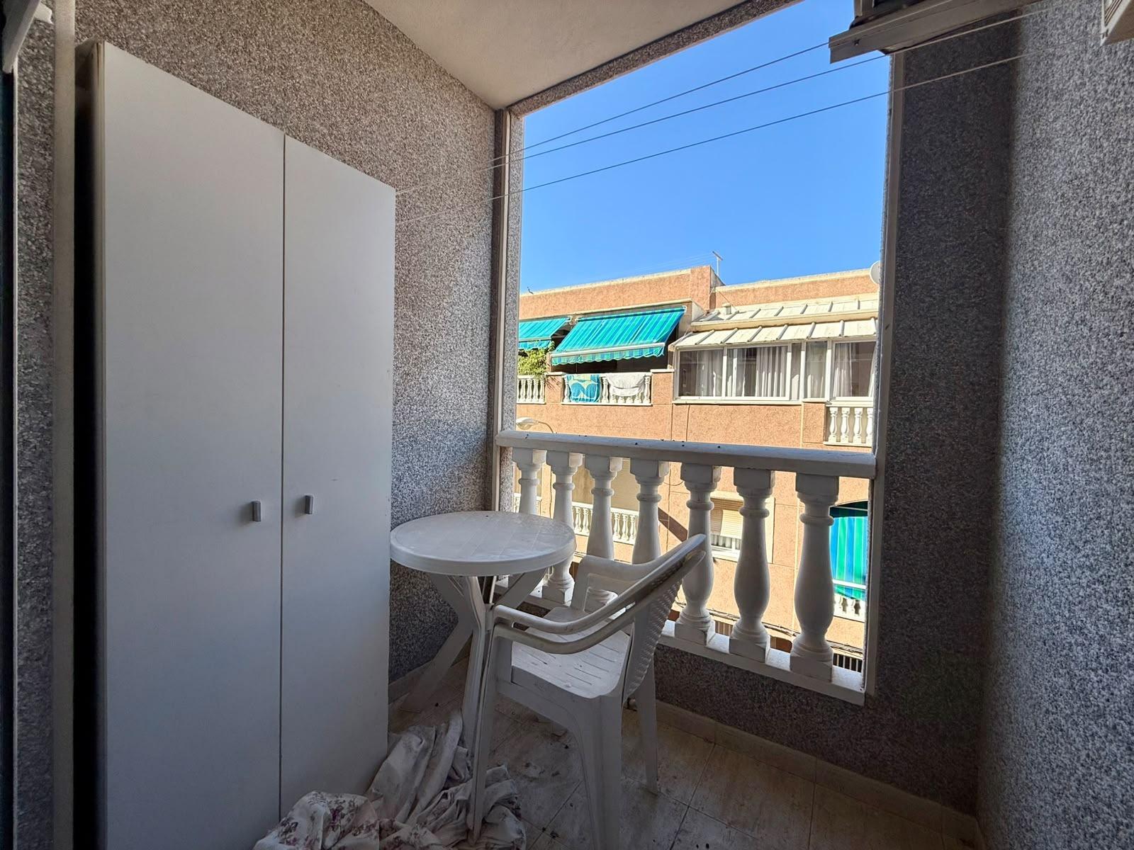 For sale - 2 Bedroom 1 Bathroom Apartment in Torrevieja - Playa De Los Locos  - Alicante